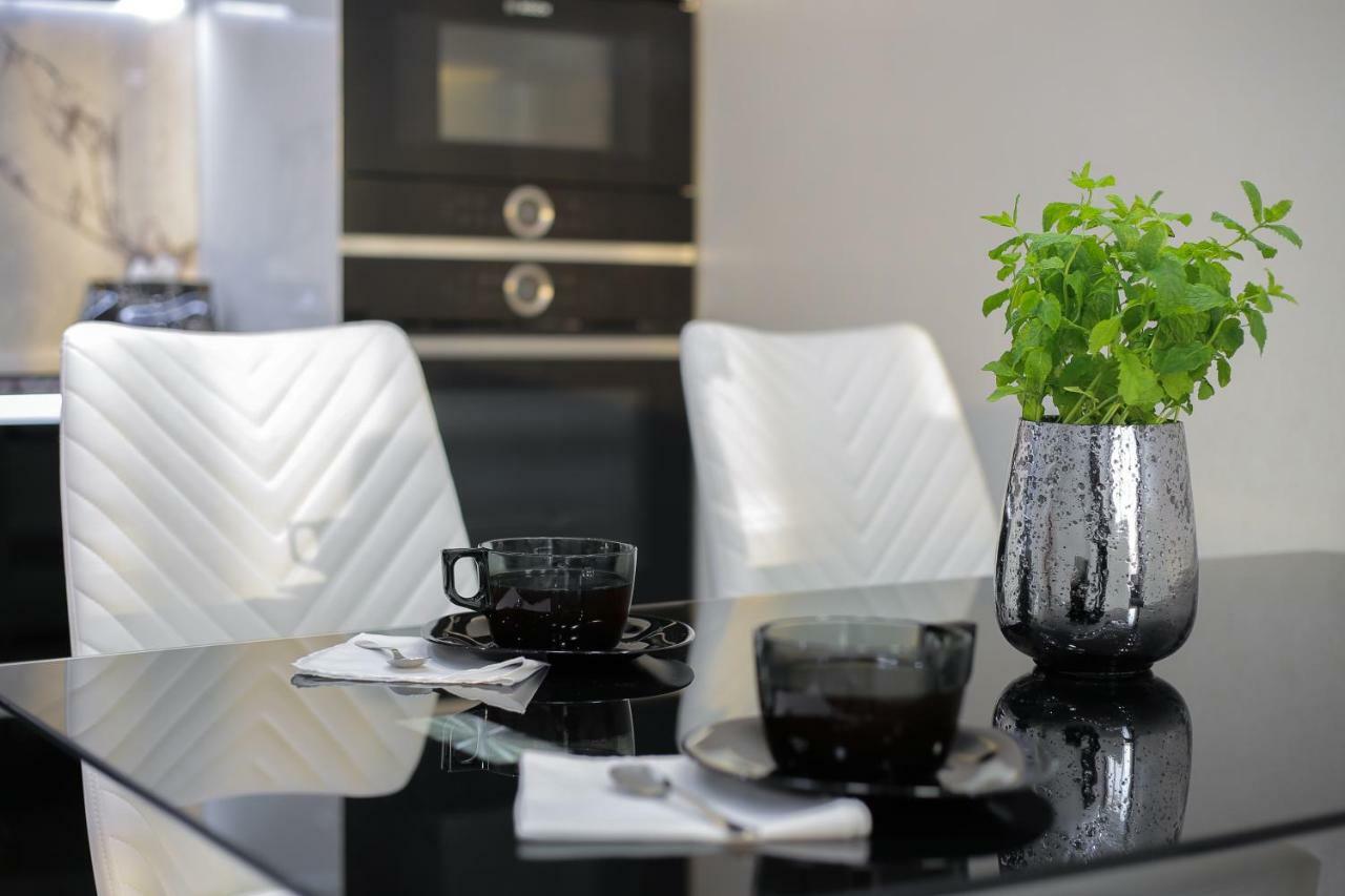 Black&White Apartment In Smart Plaza Kyjev Exteriér fotografie