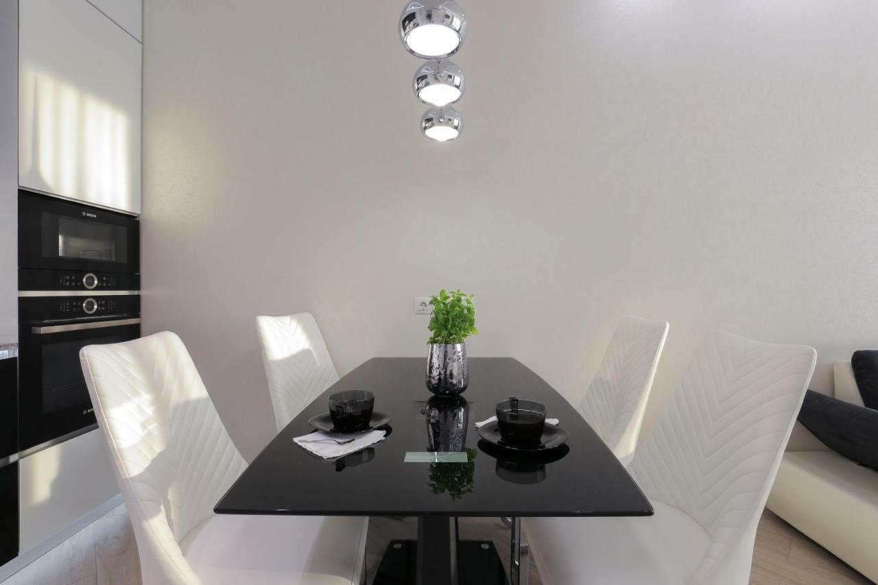 Black&White Apartment In Smart Plaza Kyjev Exteriér fotografie